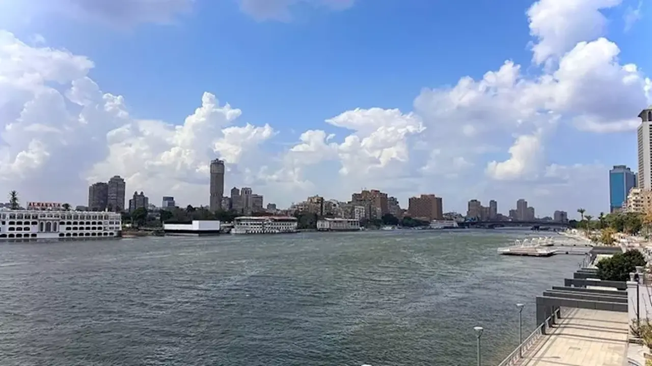 تحذيرات من الأرصاد الجوية بشأن ارتفاع الأمواج وتأثيرها على حركة الملاحة البحرية